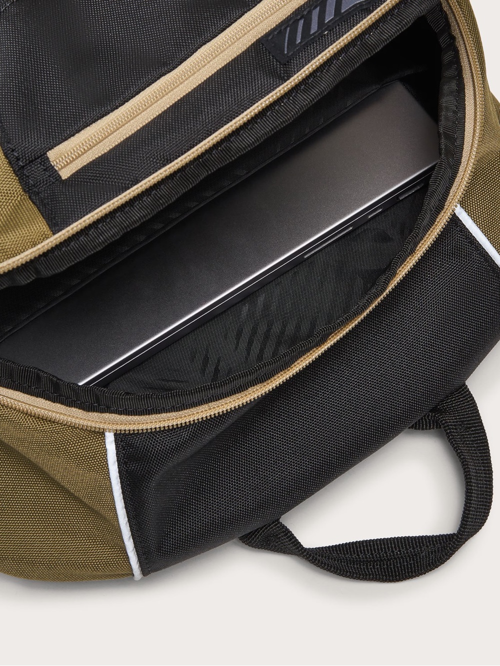 Oakley Enduro 20L 3.0 • Two-Tone Black & Olive Backpack - Picture 8 of 10